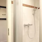 Hochwertiges Und Komfortables 1-zimmer-appartement Mit Balkon Lägenhet