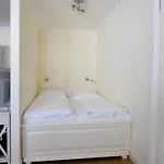 Hochwertiges Und Komfortables 1-zimmer-appartement Mit Balkon Lägenhet