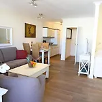 Hochwertiges Und Komfortables 1-zimmer-appartement Mit Balkon