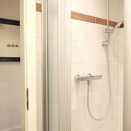 Hochwertiges Und Komfortables 1-zimmer-appartement Mit Balkon Appartement